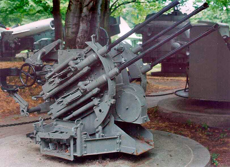 Счетверенная зенитная установка из пушек 20-мм FlaK 30/38, установленная на тумбе