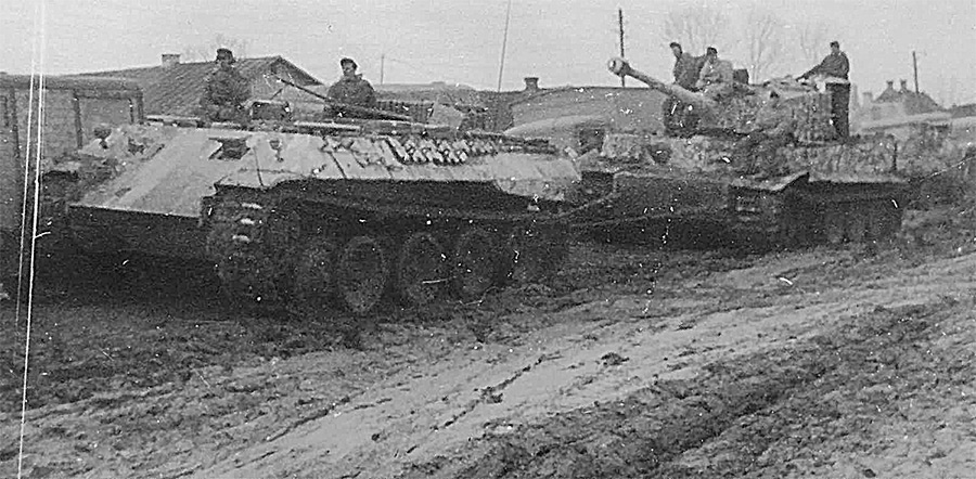 БРЭМ Bergepanther Sd.Kfz.179 эвакуирует тяжелый танк Pz.VI «Тигр». Восточный фронт