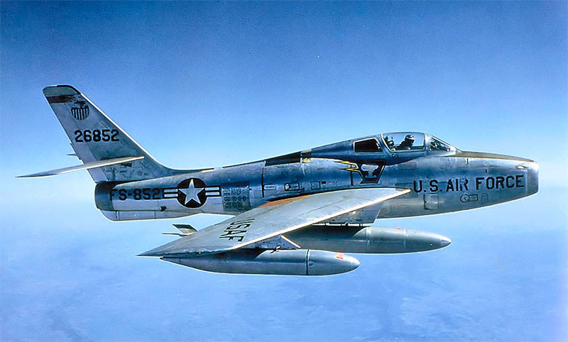 F-84F «Тандерстрайк» - очевидное сходство с «Тандерджеком» бросается в глаза далеко не сразу 