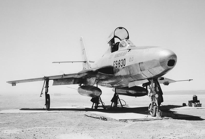 Фоторазведчик RF-84F «Тандерфлэш». Обратите внимание - вместо носового воздухозаборника, самолет оснащен двумя в основании крыльев