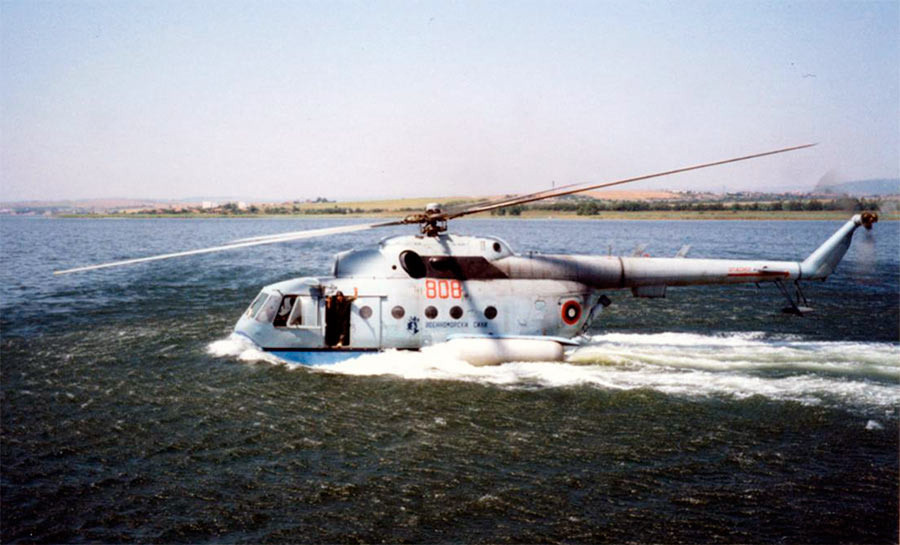 Многоцелевой вертолет-амфибия Ми-14 во второй родной стихии. 