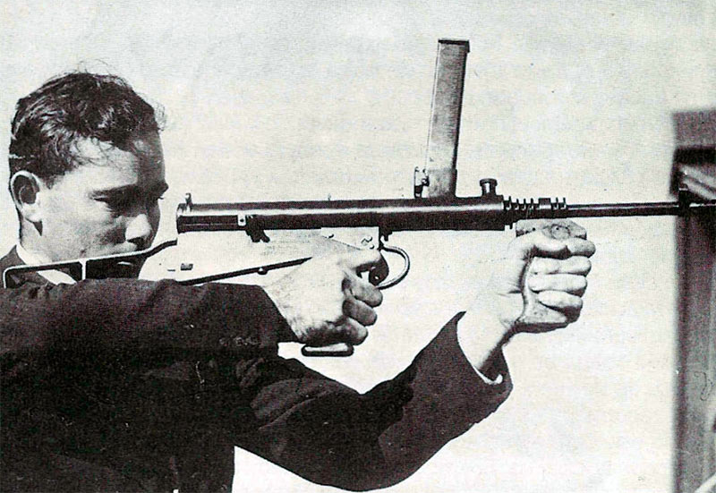 Эвелин Оуэн демонстрирует один из своих пистолет-пулеметов