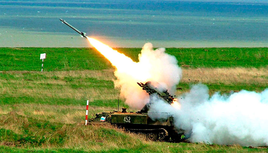 Огонь ведет самоходный зенитный ракетный комплекс «Стрела-10» 9К35. 