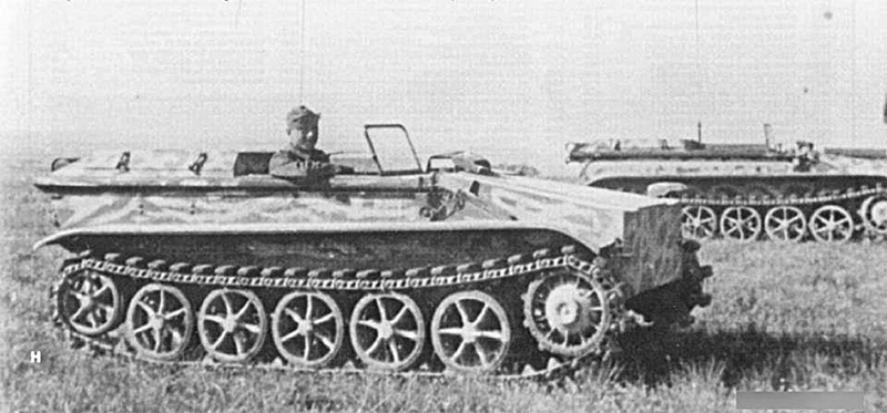 На марше, танкеткой B-IV (Sd.Kfz.301) мог управлять водитель. Получалась своего рода армейская малолитражка