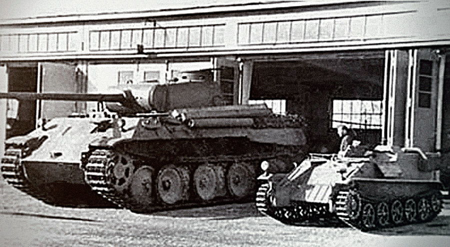Сравнение размеров: телетанкетка B-IV на фоне танка Pz.V «Пантера»