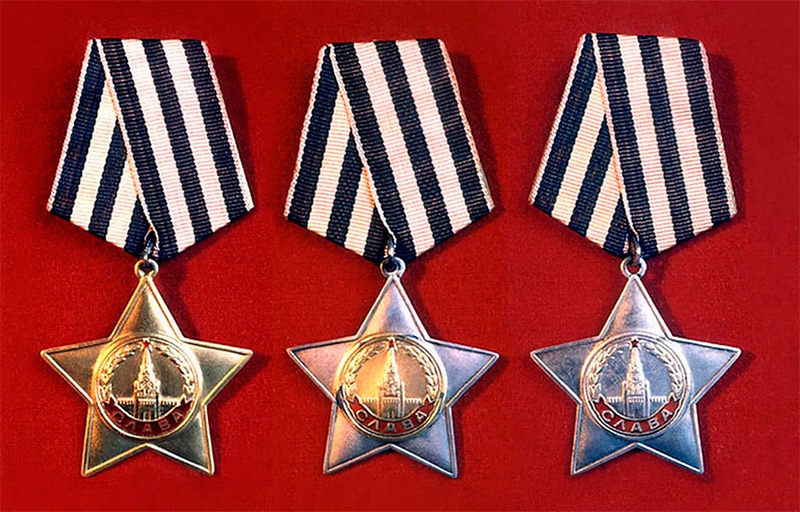 Орден Славы трех степеней (слева направо)