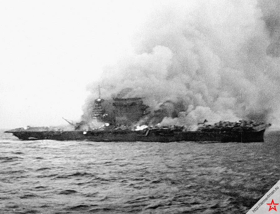 Горящий «Ленгсингтон» после атаки японских бомбардировщиков и торпедоносцев