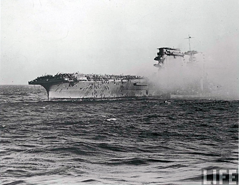 Члены команды гибнущего авианосца «Ленгсингтон» прыгают за борт с горящей палубы корабля