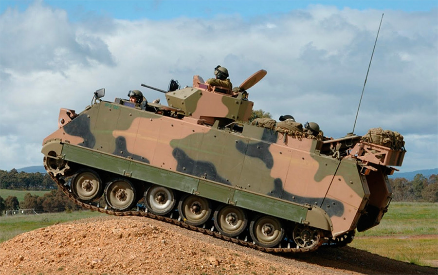 Филиппинский M113 с удлиненной на 1 каток ходовой частью и установленной пулеметной башней. 