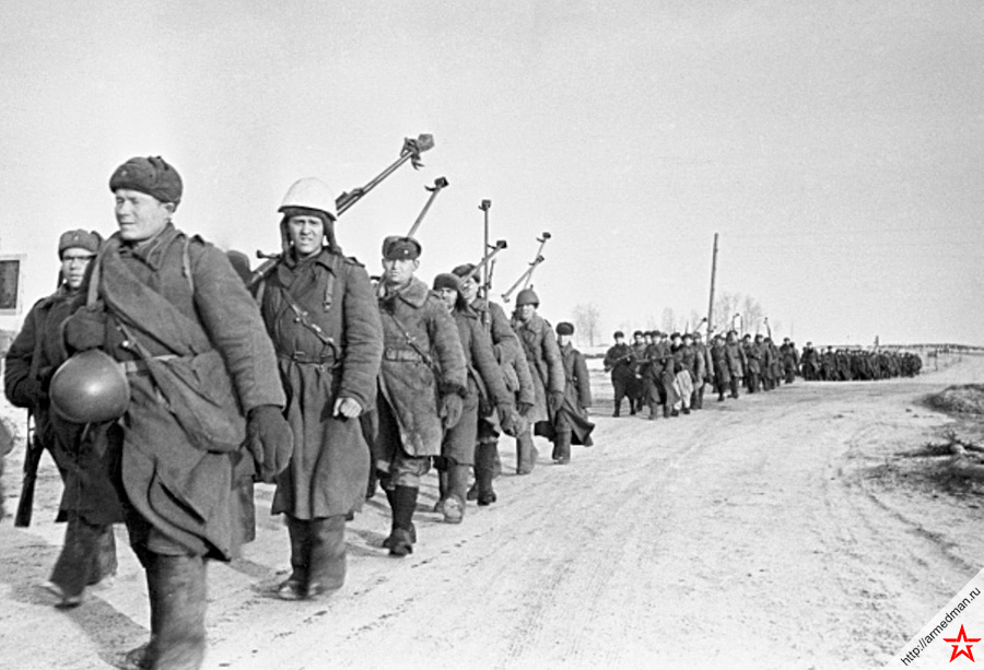 Советские бронебойщики с противотанковыми ружьями Симонова двигаются на Вязьму Снимок сделан 04 марта 1943 г.