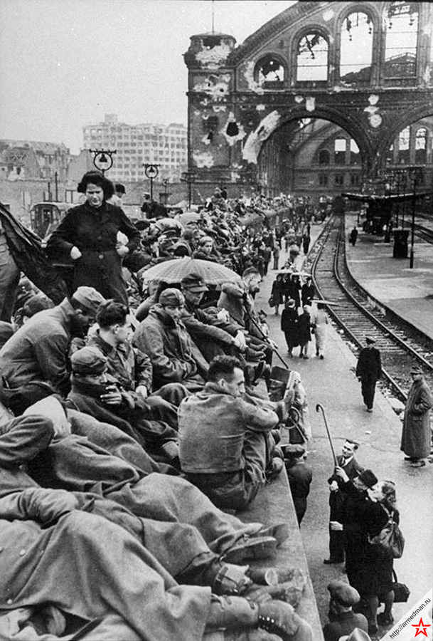 1945 год, Берлин, Германия, война приближается к финалу. Судя по лицам «беженцев» на крыше этого поезда, славные вояки третьего рейха уже не так горят желанием воевать.