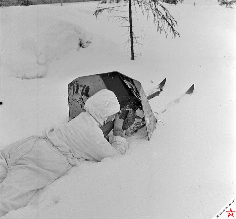 4 марта 1940 года, Советско-финская война, бои в районе Выборга. На снимке советский солдат укрывшийся за бронированным щитом на лыжах, ведет огонь из винтовки. Толщина бронещита - 8-мм, все равно, что толщина лобовой брони броневика. При стрельбе обычной винтовочной пулей, лыжный щиток не пробивался даже с дистанции 200 метров.