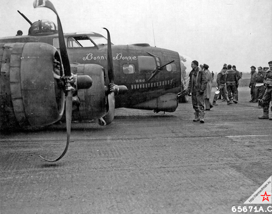 Американская «Летающая крепость» Boeing B-17G-1BO, с собственным именем «Bonnie Donnie», 612-й американской эскадрильи 401-й бомбардировочной группы, после жесткого приземления на британском аэродроме Динеторп. Во время бомбардировки Кёльна, самолет получил повреждения и не смог выпустить шасси при заходе на посадку. 4 марта 1945 года.