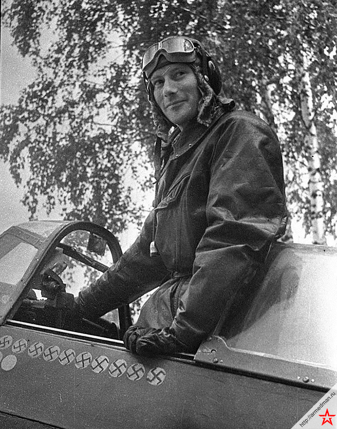 Капитан Альберт Литольд, заместитель командира эскадрильи «Нормандия», сбивший 12 немецких самолетов. Эскадрилья «Нормандия» сражалась на советско-германском фронте и имела смешанный состав: французские пилоты в ней воевали на советских самолетах типа «Як». Фото Михаила Савина, 17 июня 1943 года.