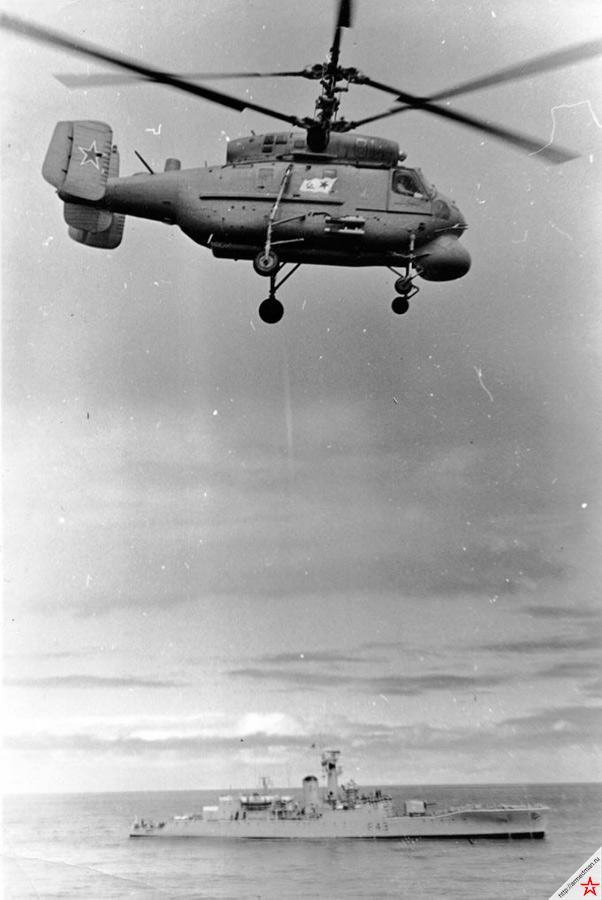 Вертолет из состава авиагруппы одного из советских ТАКР Ка-25ПЛ за работой