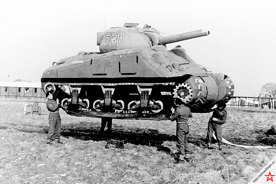 Надувной макет американского танка M4 Sherman, рассчитанный на обман вражеской авиации.