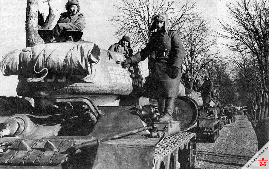 Снимок сделан в марте 1945 года. На марше танковая колонна «20 лет Советского Узбекистана» состоящая из танков Т-34-85 построенных на средства жителей Республики Узбекистан. 2-й Белорусский фронт.