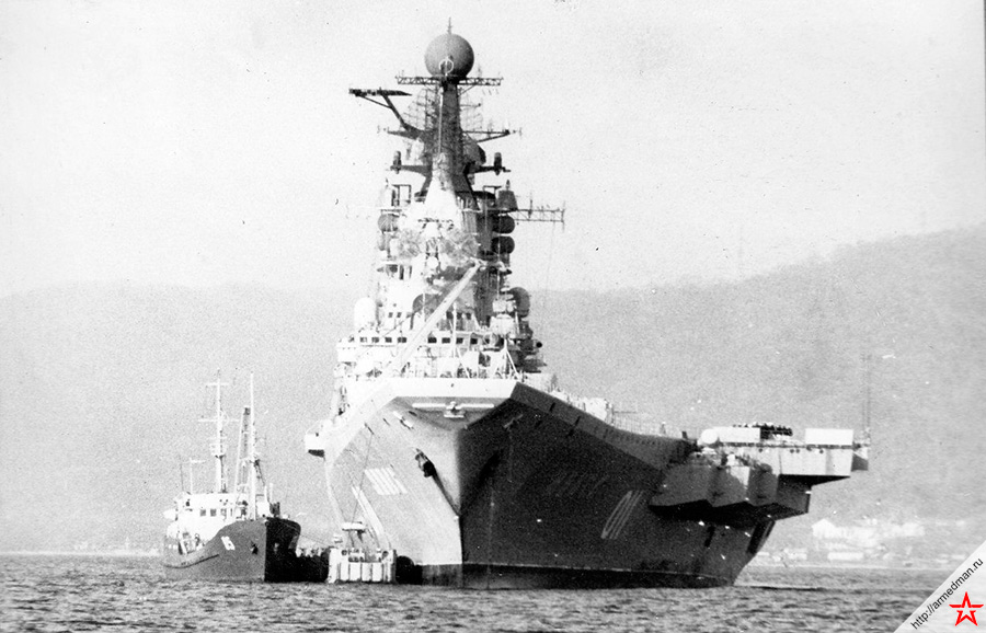 Вид со стороны носа на ТАКР «Минск».  При всех «детских болезнях» нового для СССР класса кораблей, «Кречеты» все же представляли собой грозное оружие