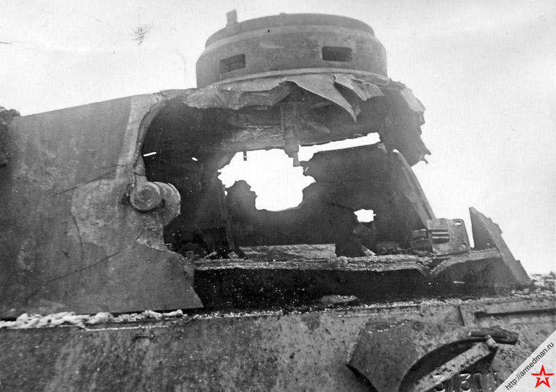 Результат попадания осколочно-фугасного снаряда самоходки ИСУ-152 с дистанции 1200 метров, по башне немецкого танка Pz.V «Пантера». Кажется, что снаряд даже не заметил преграды и полетел дальше.