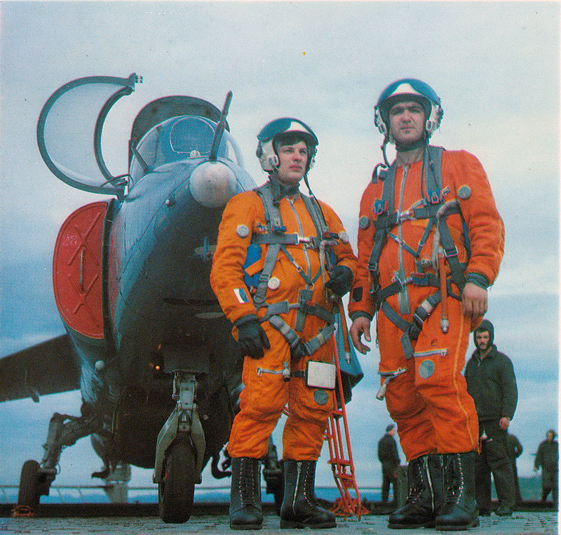 Военные лётчики с противолодочного крейсера «Киев» (Скан из фотоальбома «Военно-морской флот СССР» 1982 г.).