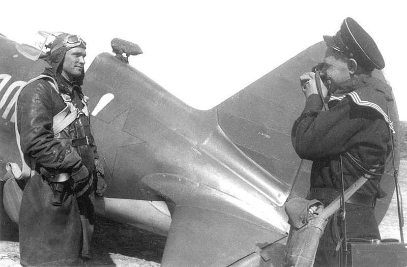 Летчик Борис Сафонов на фоне своего истребителя и фотографирующий его военный фотокорреспондент Е. Халдей