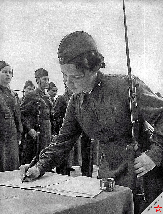 Для женщин в Красной Армии времен Великой Отечественной войны существовали не только специальности типа связистки или медсестры, но и линейные стрелковые части. 1-ая отдельная женская добровольная стрелковая бригада, например, состояла из 7 батальонов, и имела 7000 личного состава.