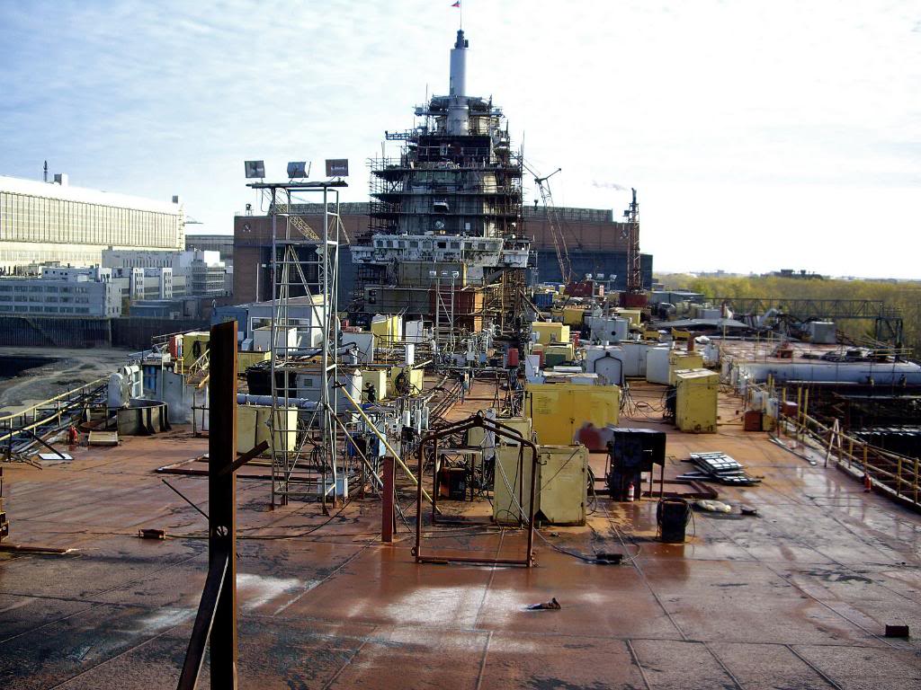 Работы на палубе «Викрамадитья» продолжаются, на рубке корабля пока ещё не смонтированы антенны