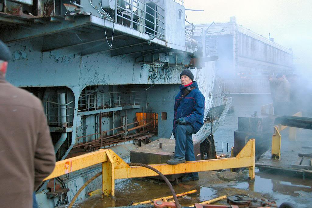 Технические работы на палубе крейсера «Адмирал Горшков»