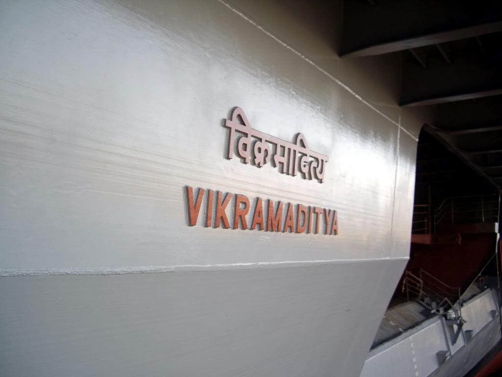 Название корабля - «Викрамадитья» написанное на санскрите и на английском языке. Кстати, само слово Викрамадитья - это имя одного из легендарных индийских царей-героев прошлого