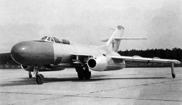 Две характерные особенности перехватчика Як-25 - круглая антенна РЛС на носу самолета, и два небольших поддерживающих колесика-шасси на законцовках крыльев