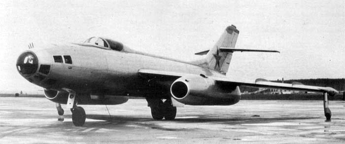 Фронтовой разведчик Як-25Р. Носовая часть самолета кардинально отличается от базовой модели
