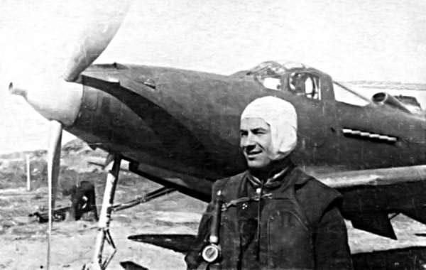 Н. Г. Голодникове рядом с истребителем P-39 «Аэрокобра»