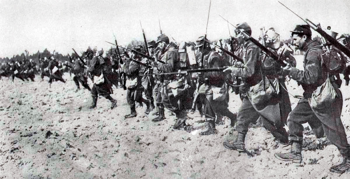 Пехотная цепь времен Первой Мировой войны. Солдаты поднимаются во весь рост и плечом к плечу, как и сто лет назад, идут на противника