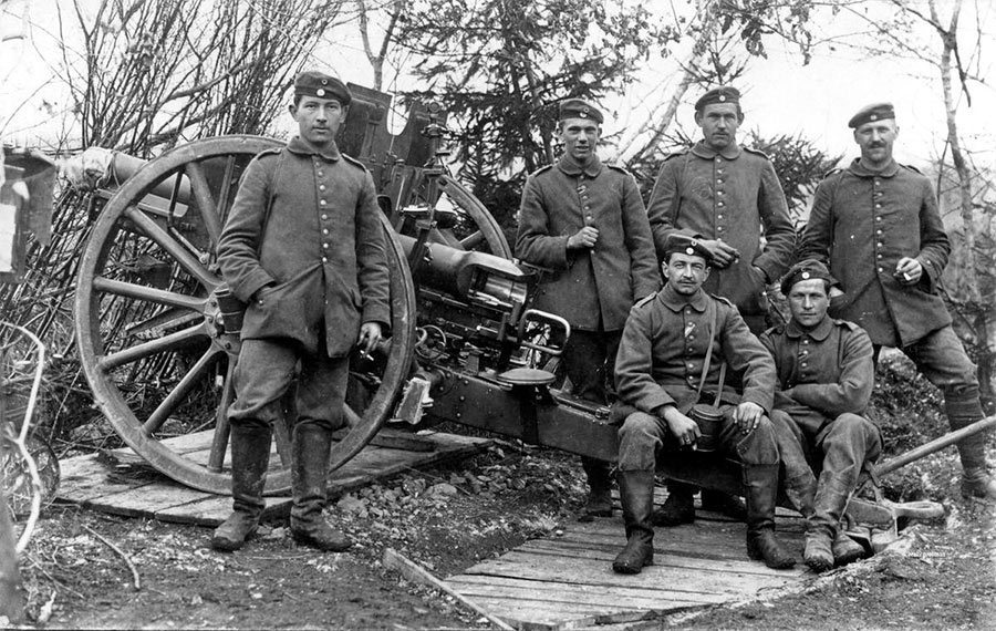 Немецкие артиллеристы времен Первой Мировой войны.