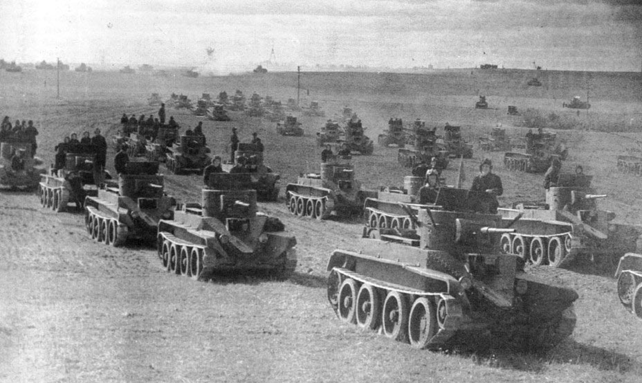 Советские танки БТ-5 должны были стать по замыслу стратегов «новой кавалерией» полей сражений. 