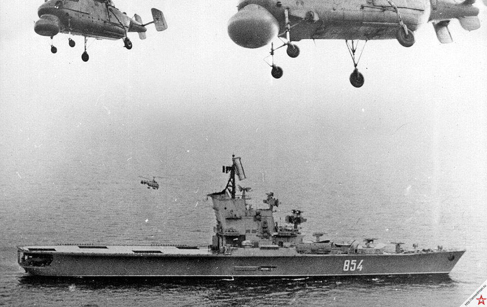 Противолодочный крейсер проекта 1123 «Москва» и его авиагруппа в воздухе. 1972 г.