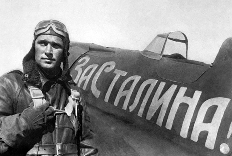 Сафонов Борис Феоктистович рядом со своим истребителем И-16 (надпись на боку: «За Сталина!»). Снимок Е. Халдея