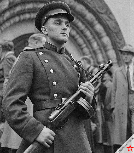 Советский солдат с пистолет-пулеметом ППШ-42
