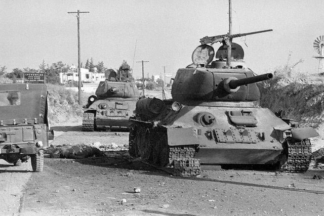 Брошенные танки Т-34-85 киприотов. Большая часть принадлежащих им танков была предельно изношена и нуждалась в серьезном ремонте
