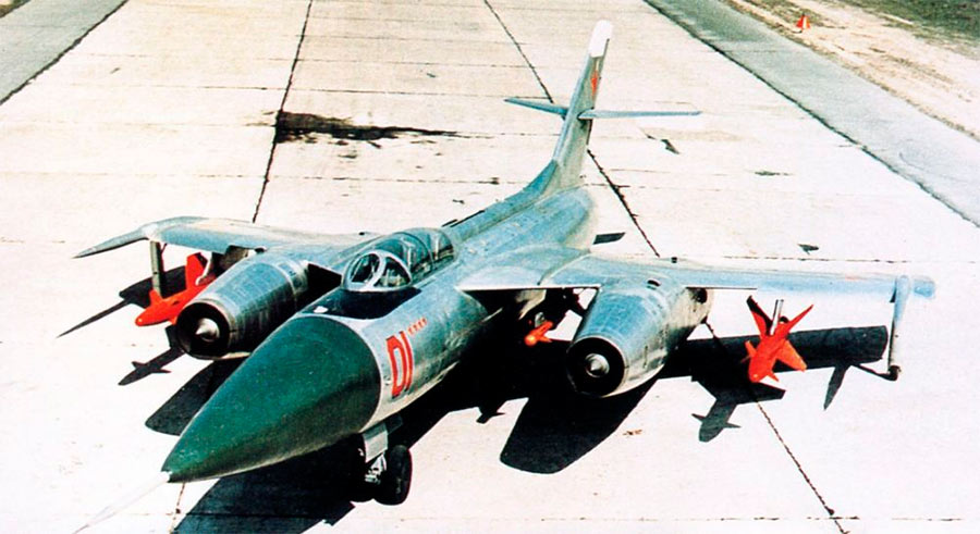 Як-28П легко отличить от бомбардировщика Як-28 по отсутствию остекления носовой части самолета