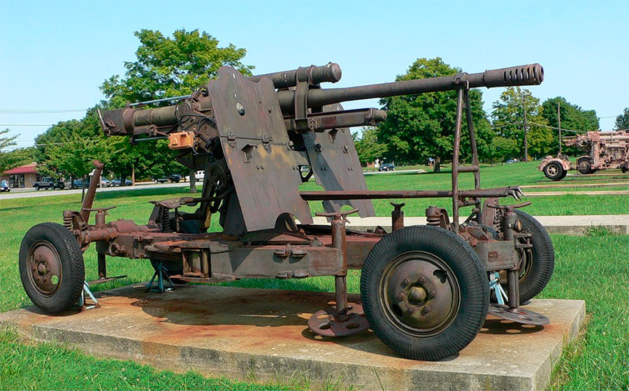 Варианты 85-мм зенитной пушки 52-К со щитом стали поступать на вооружение частей ПВО уже после начала войны. В таком оснащении зенитка легко превращалась в противотанковое орудие