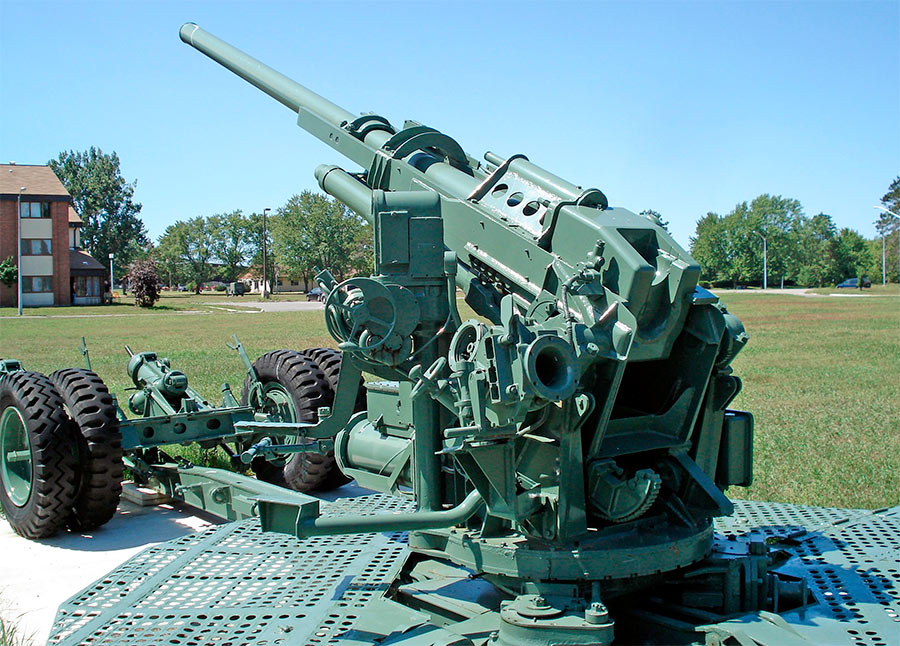 90-мм зенитная пушка M2, орудие на позиции, вид сзади