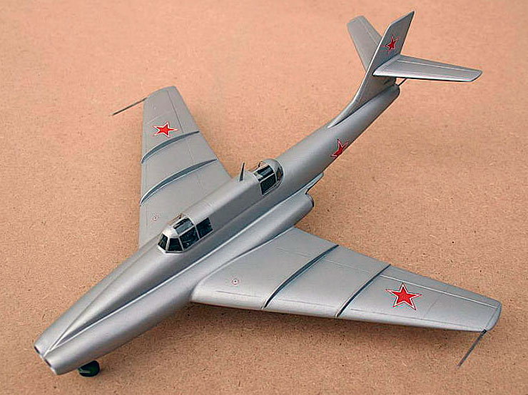Один из вариантов штурмовика Ил-40 обладал весьма экстравагантными формами: воздухозаборники его двигателей располагались не на крыльях, а в носовой части фюзеляжа!
