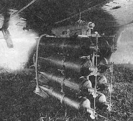 Блок авиабомб ЗАБ-10ТГ подвешенный под крылом бомбардировщика