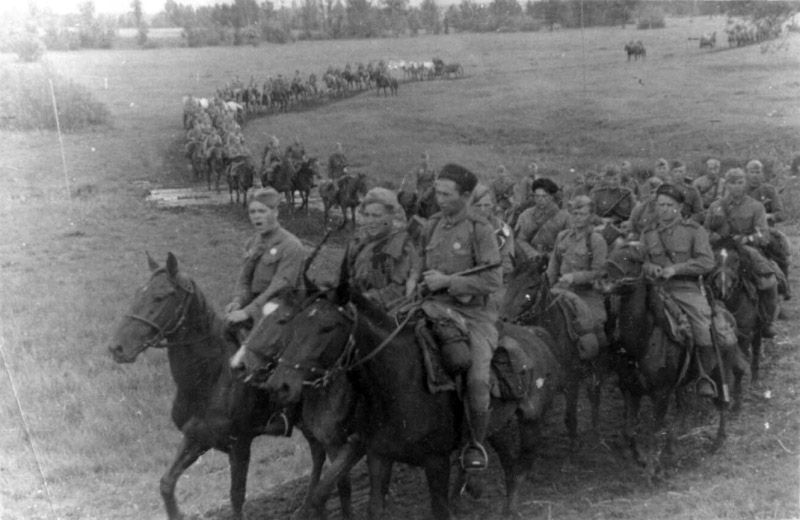 Конники из состава частей 2-го гвардейского кавалерийского корпуса на марше. Брянский фронт