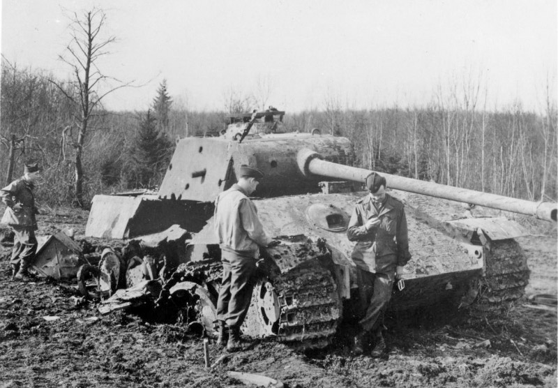 Американские солдаты осматривают подбитый немецкий танк Pz.V «Пантера»