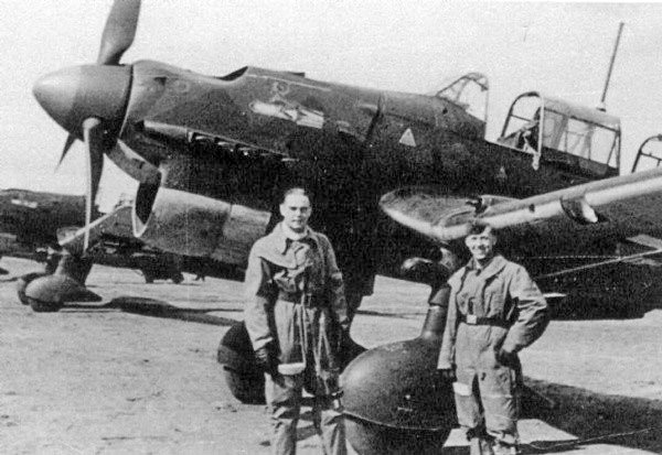 Экипаж немецкого пикирующего бомбардировщика Экипаж Ju-87R-2 из 2-й эскадрильи StG5