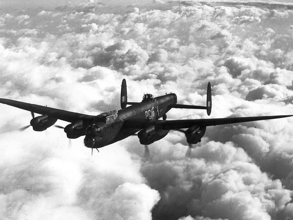 Британский тяжелый бомбардировщик Авро 683 Ланкастер.