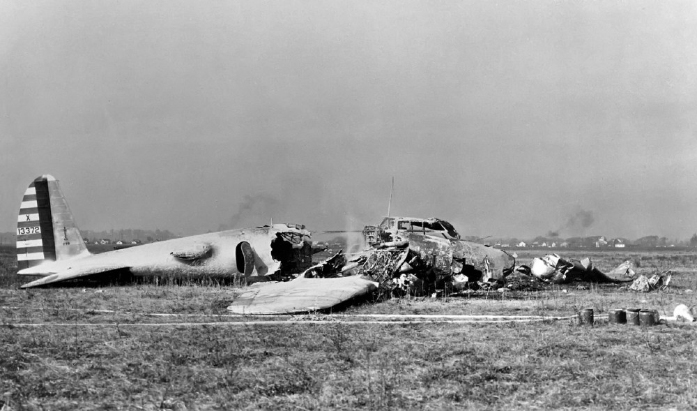 Всё что осталось после аварии прототипа будущей «Летающей крепости» XB-17 (Модель 299) загоревшейся после аварии.