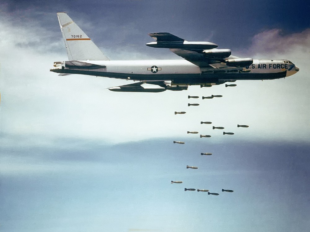 Американский стратегический бомбардировщик B-52 «Стратофортрес».
